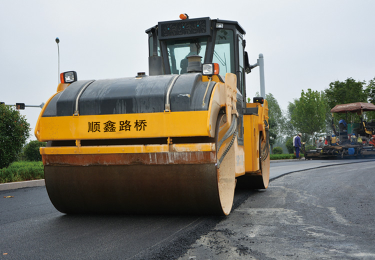 雙鋼輪振動(dòng)壓路機